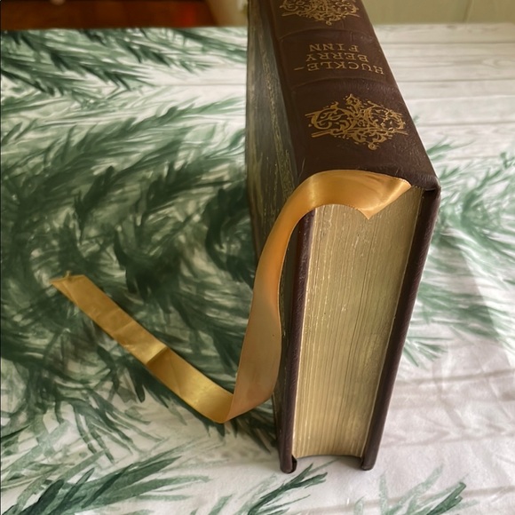 Mark Twain Book Set: Huckleberry Finn & Tom Sawyer - Picture 8 of 15